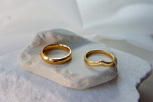 Load image into Gallery viewer, OMEGA GOLD CLASSIC RING